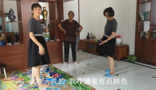 清香和白雪穿上了母女装，奶奶在旁边看着，可笑的夸白雪变粗实了